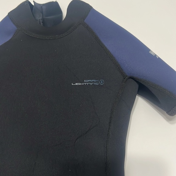 Dark Lighting Kids Wetsuit for Boys and Girls, size 6 - Picture 7 of 8